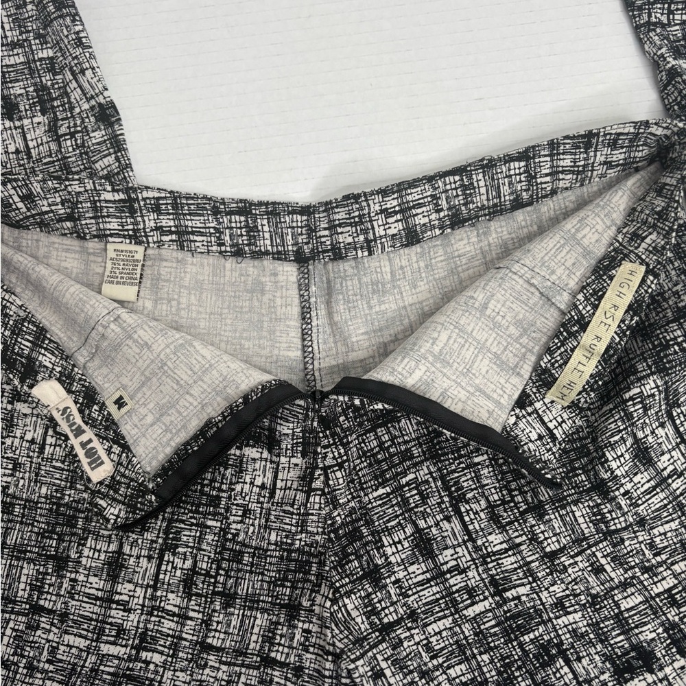 Hot Kiss High Rise Ruffle Hem Pants Black White Abstract Print Size M - Picture 4 of 6